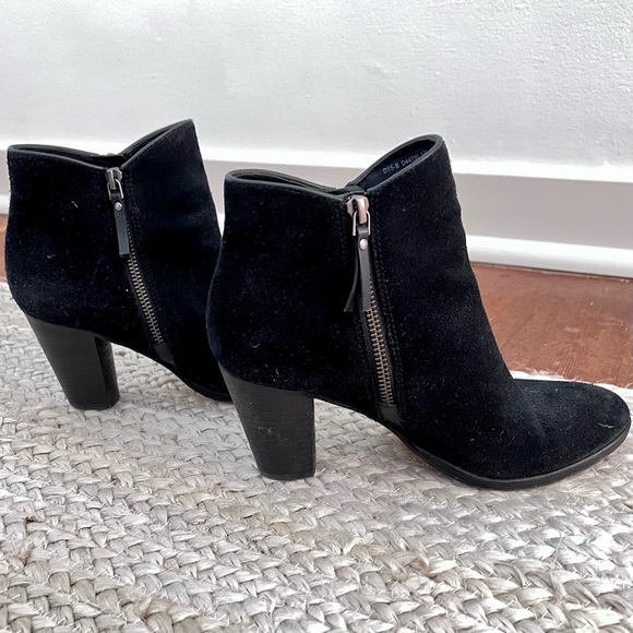 Cole Haan Hayes Ankle Boot in Black Nubuck (size 6.5). Good condition - Picture 1 of 4